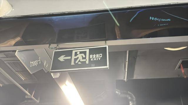 黨報(bào)調(diào)查｜常閉式防火門“不常閉”，農(nóng)貿(mào)市場(chǎng)充電線“攔路”？:防火門