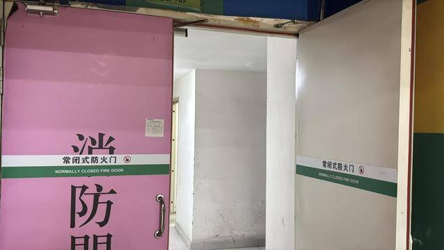 黨報(bào)調(diào)查｜常閉式防火門“不常閉”<strong></p>
<p>防火門
</strong>，農(nóng)貿(mào)市場充電線“攔路”？:防火門
